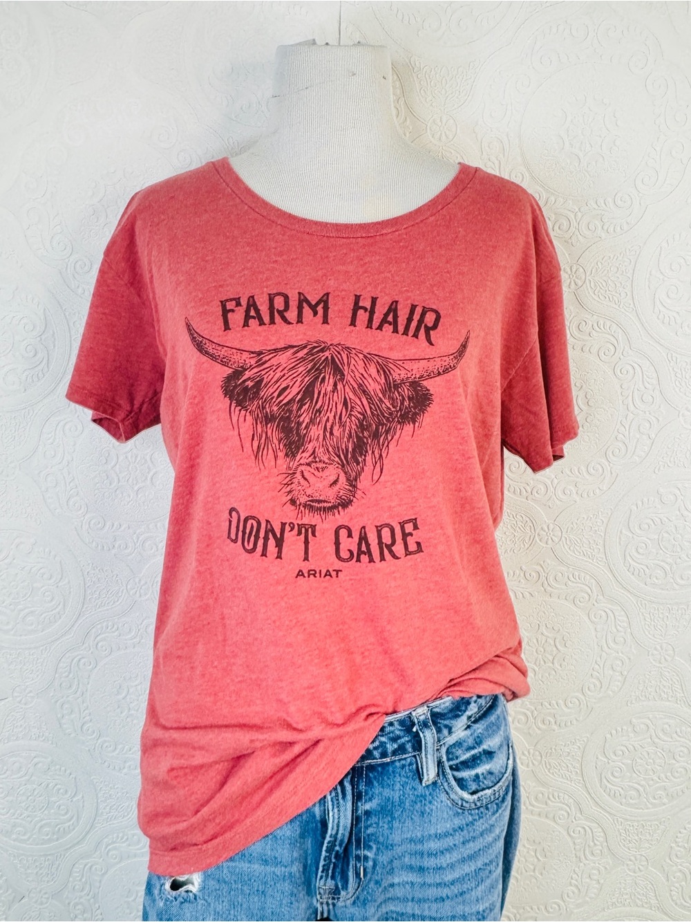 Ariat T-Shirt sz Medium Farm Hair Don't Care Highland Cow Graphic Off Red Womens